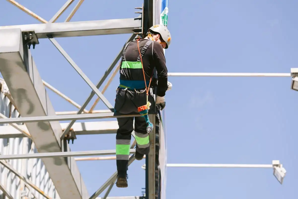Alpinist utilitar ancorat pe un cadru din oțel